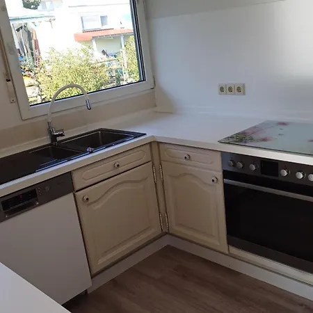 Helle Schoene Dachgeschosswohnung Mit Balkon 公寓 史塔卡赫