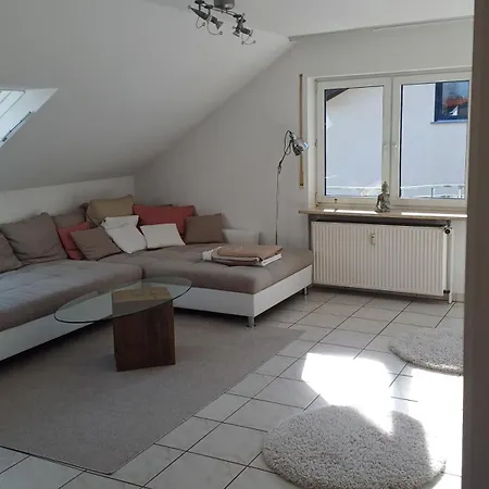 Helle Schoene Dachgeschosswohnung Mit Balkon *