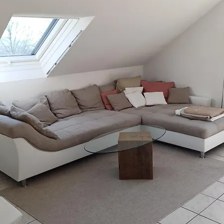 Helle Schoene Dachgeschosswohnung Mit Balkon *