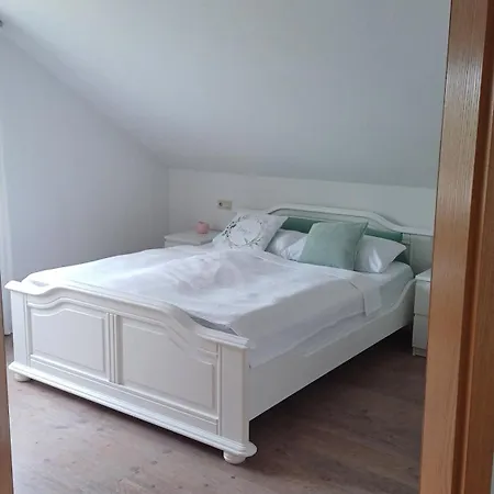 Helle Schoene Dachgeschosswohnung Mit Balkon *