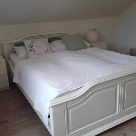 شقة Helle Schoene Dachgeschosswohnung Mit Balkon *