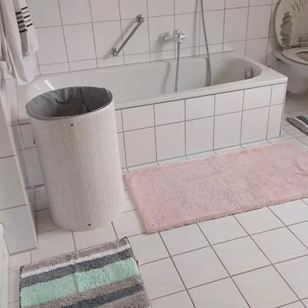 Helle Schoene Dachgeschosswohnung Mit Balkon 公寓 史塔卡赫