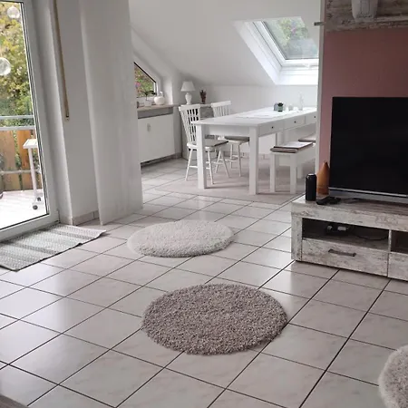 شقة Helle Schoene Dachgeschosswohnung Mit Balkon
