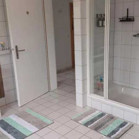 شقة Helle Schoene Dachgeschosswohnung Mit Balkon