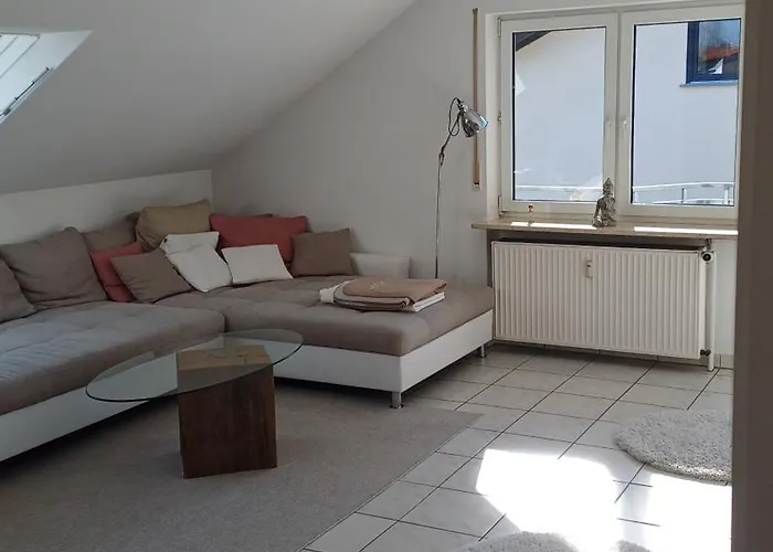 Helle Schoene Dachgeschosswohnung Mit Balkon *