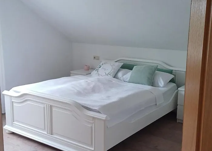 Helle Schoene Dachgeschosswohnung Mit Balkon *