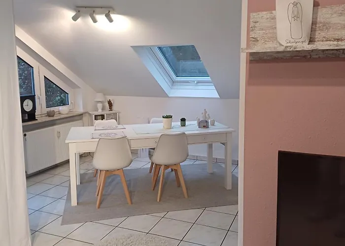 Lejlighed Helle Schoene Dachgeschosswohnung Mit Balkon